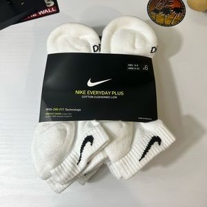 NIKE EVERYDAY PLUS COTTON CUSHIONED LOW DRI-FIT TECHNOLOGY/ MEDIUM SIZE